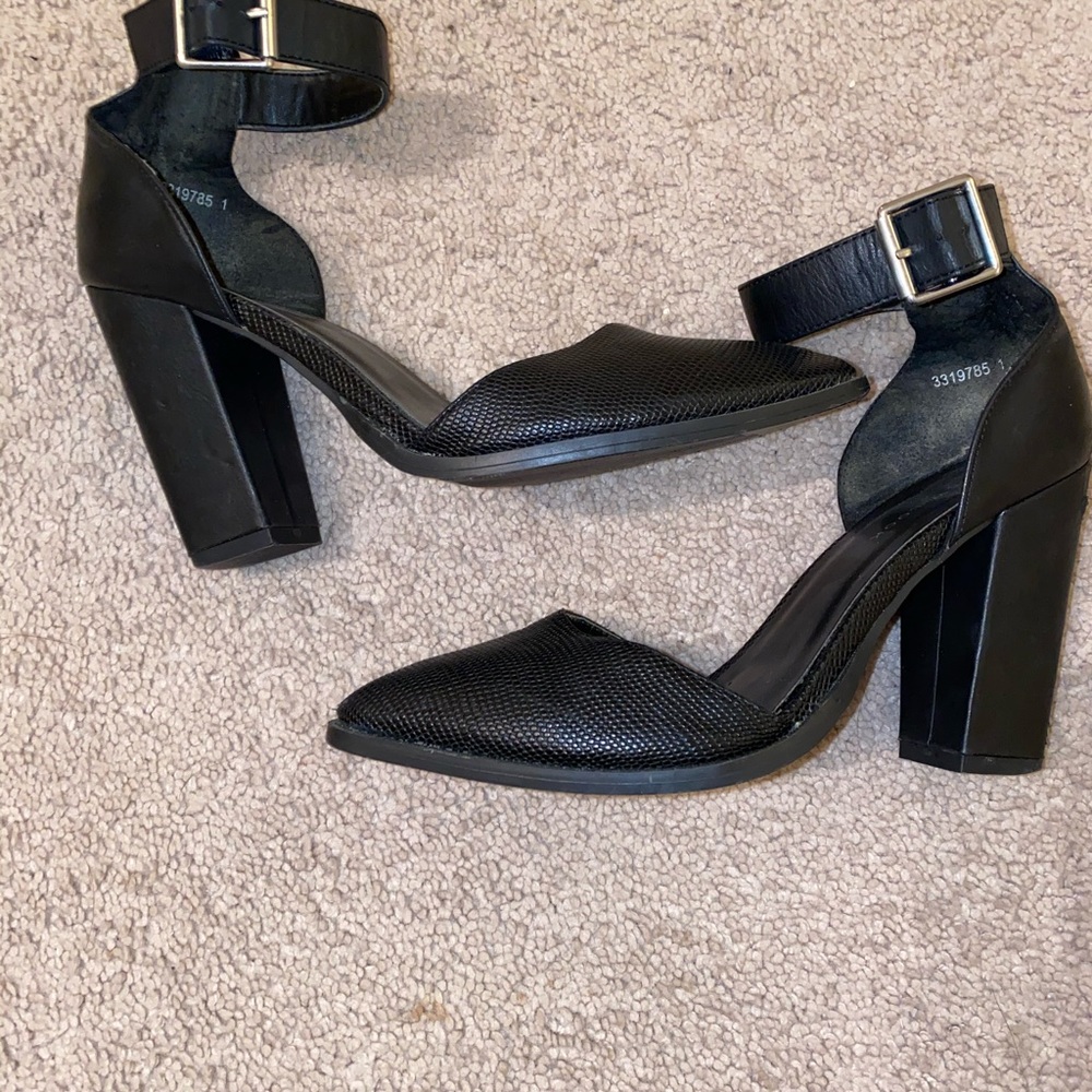 Classic black heel